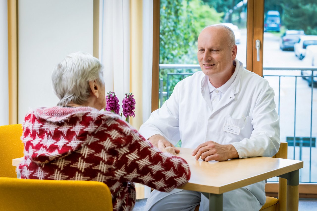 Gespräch zwischen Arzt und Patient:in