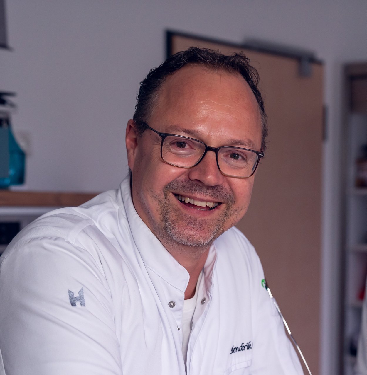 Hendrik Otto Koch und Leiter Qualita und Sustainable Culinary Catering, Kochbuch zur Ernährung bei Krebs