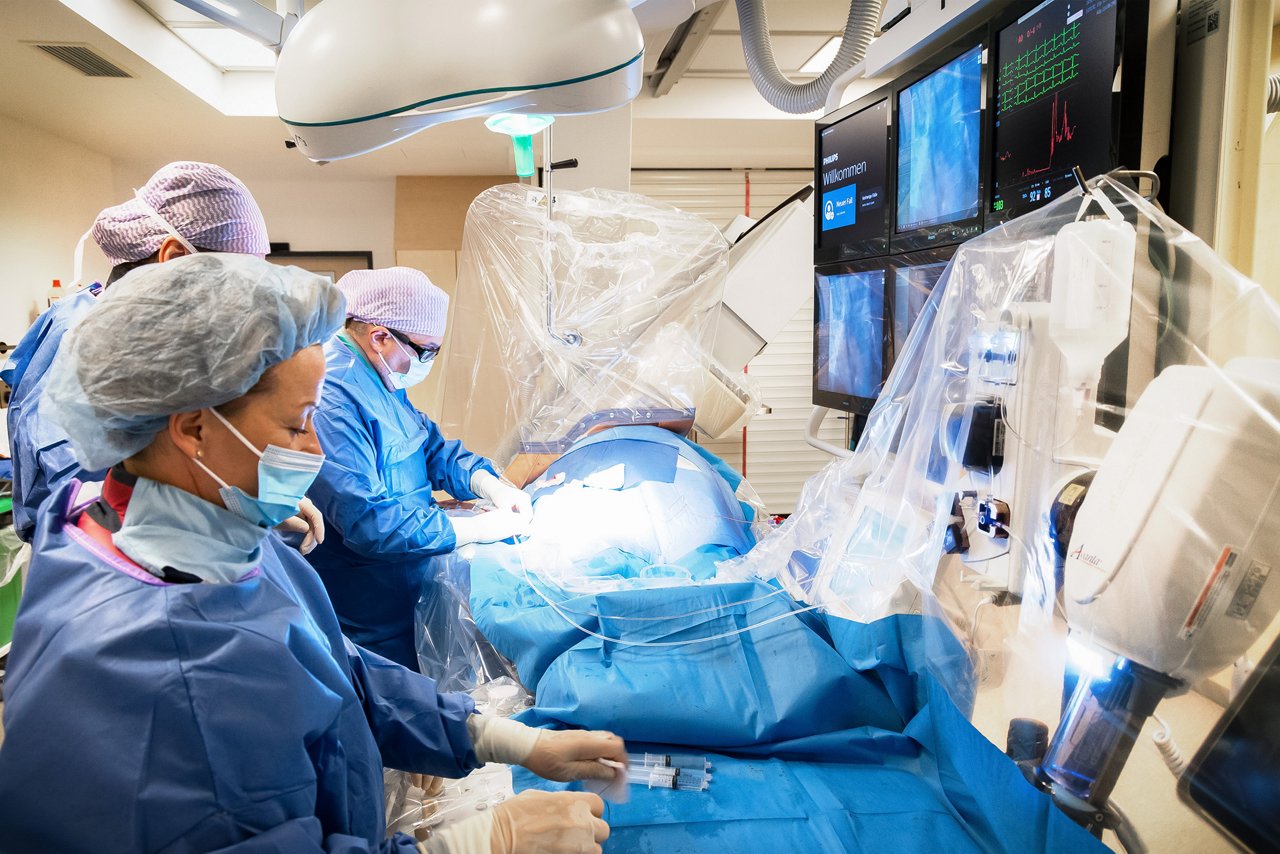 Ärzt:innen im Operationssaal, Herzkatheterlabor, Helios Klinikum Bad Saarow
