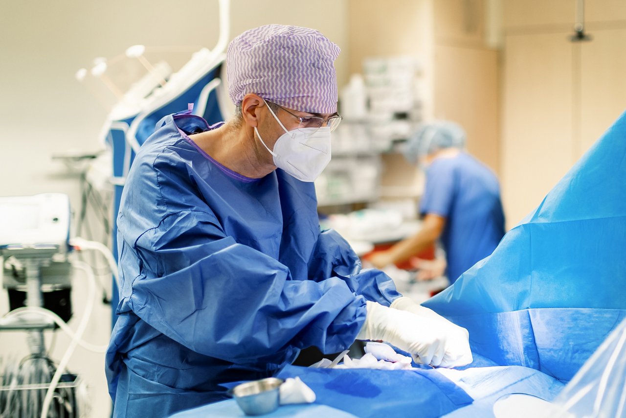 Chirurg am Operationstisch im Herzkatheterlabor, Helios Klinikum Bad Saarow
