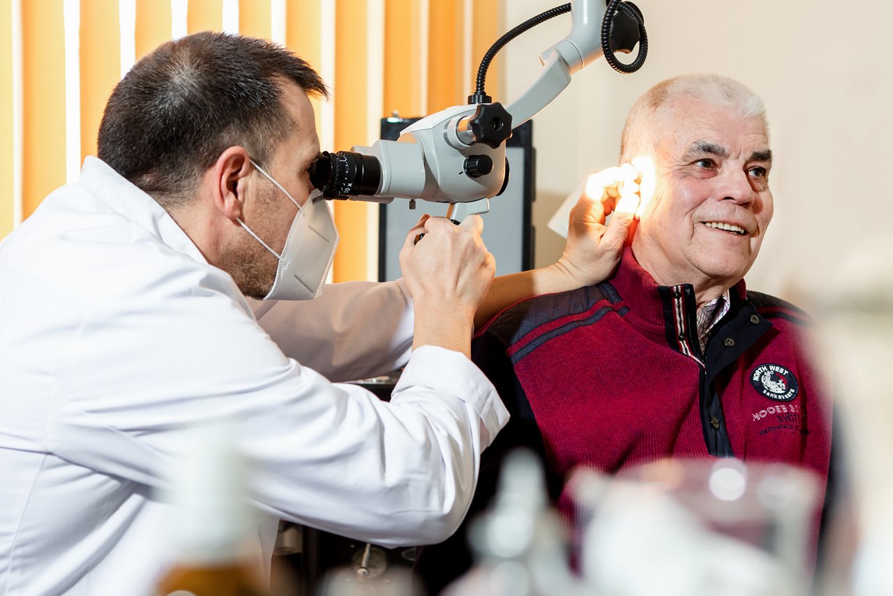 Abbilld einer HNO Untersuchung am Patienten mit Cochleaimplantat durch Chefarzt Dr. Schrom 