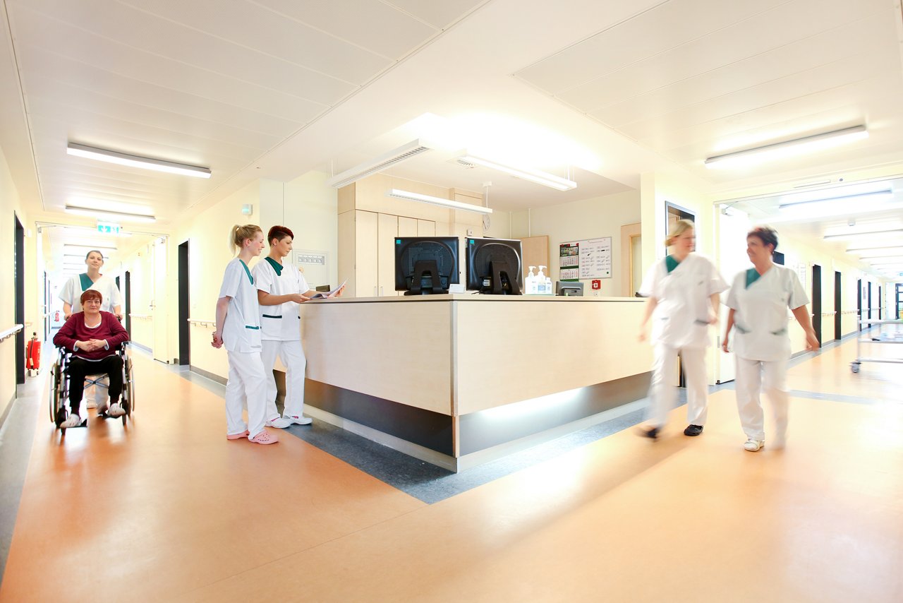 Am Stationsstützpunkt der Kardiologie im Helios Klinikum Bad Saarow werden die Anliegen der Patienten bearbeitet.