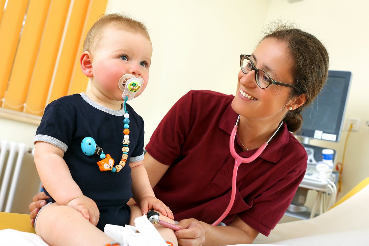 Kleinkind bei der Visite in der Kinderklinik
