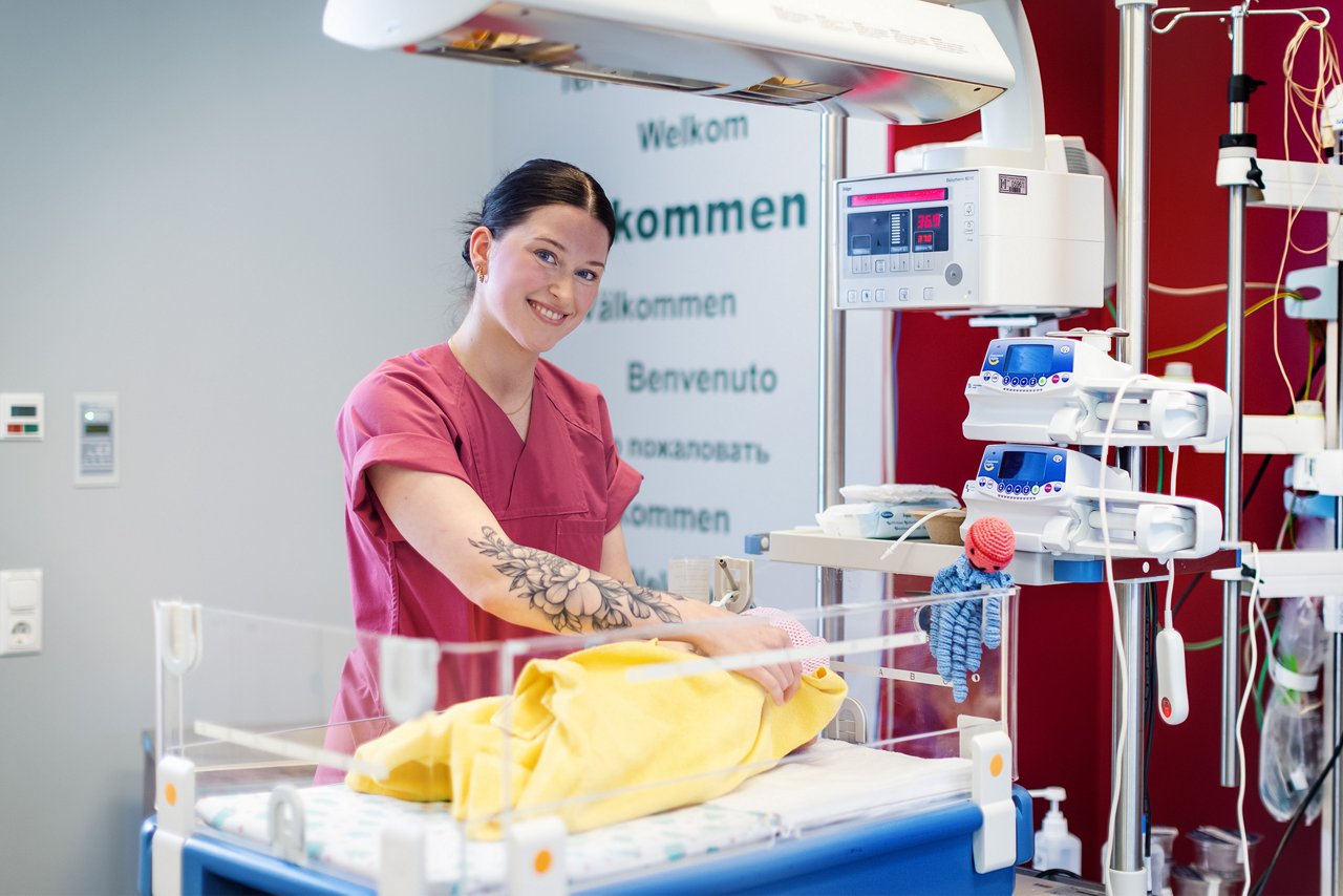 Pflegerin mit Baby in der Kinderklinik Neonatologie im Helios Klinikum Bad Saarow
