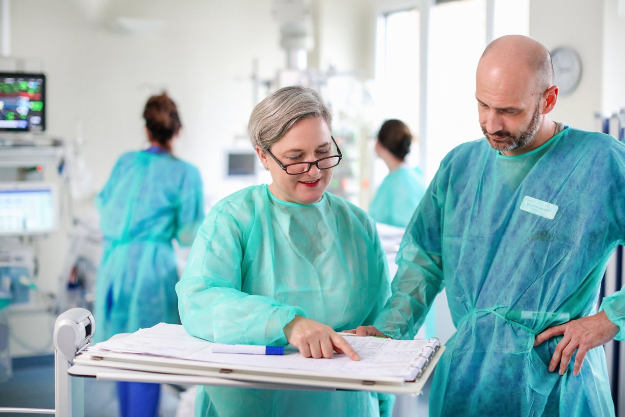 Besprechung der Hygieneleitung Nachtigall mit Mitarbeitern der ITS 