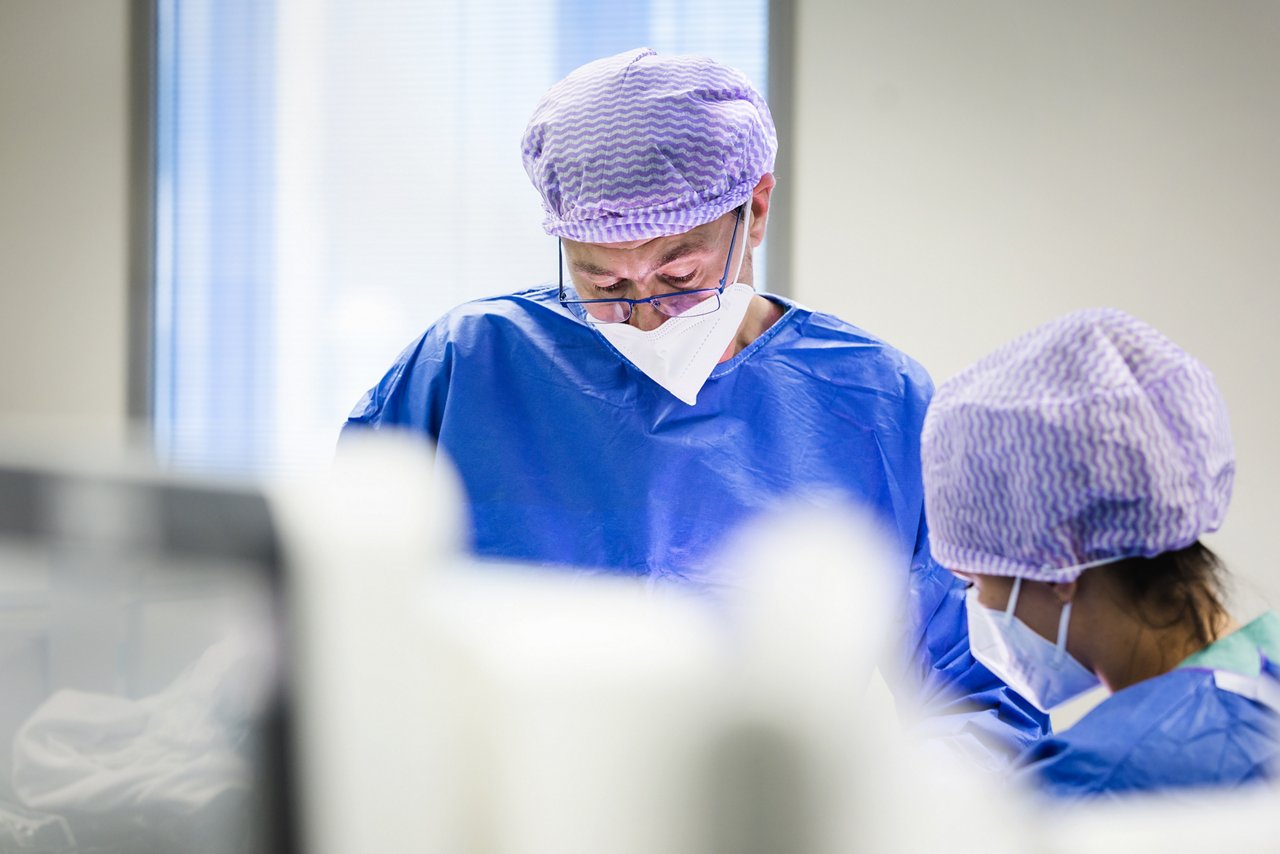 Arzt und OTA der Mund-Kiefer-Gesichtschirurgie  während einer Operation