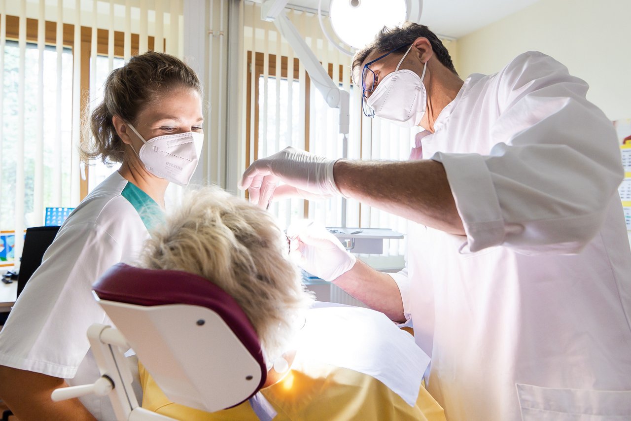 Zahnärztlicher Eingriff innerhalb der  Station der Mund-, Kiefer- und Gesichtschirurgie