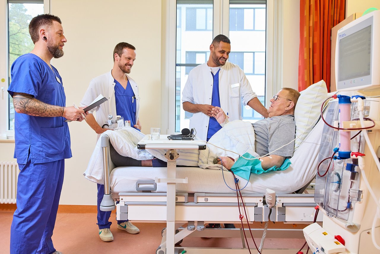 Das Team der Nephrologie im Helios Klinikum Bad Saarow im Gespräch mit einem Dialyse-Patienten.