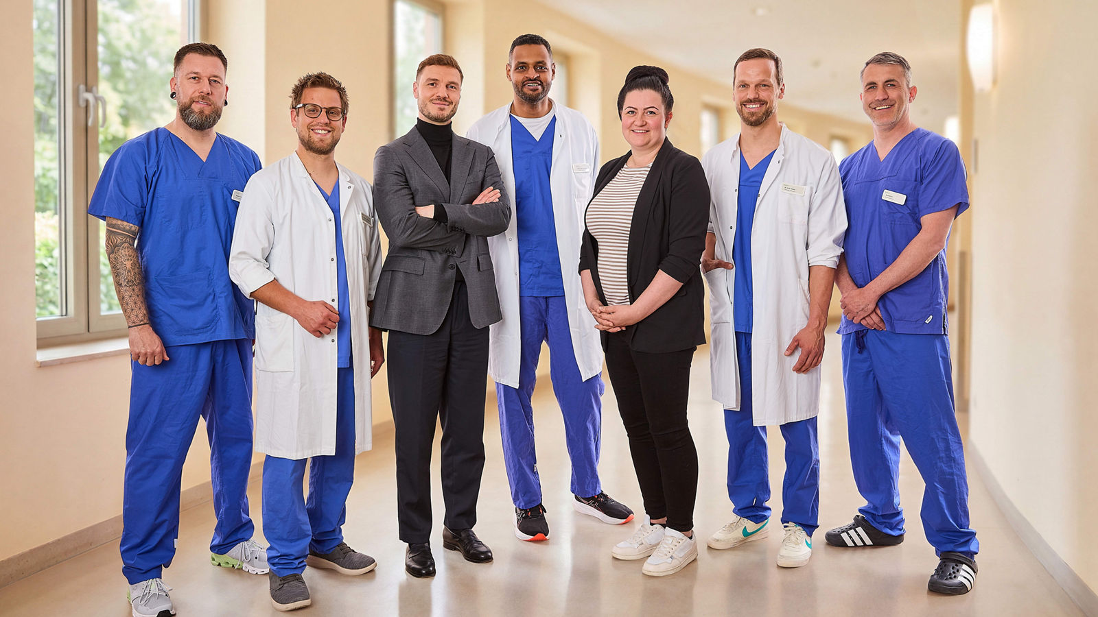 Mahmoud Ali (mittig) mit Klinikgeschäftsführer Frank Rohde (3.v.l.), der stellvertretenden Pflegedirektorin Elisabeth Voigt (3.v.r.) und seinem Team.
