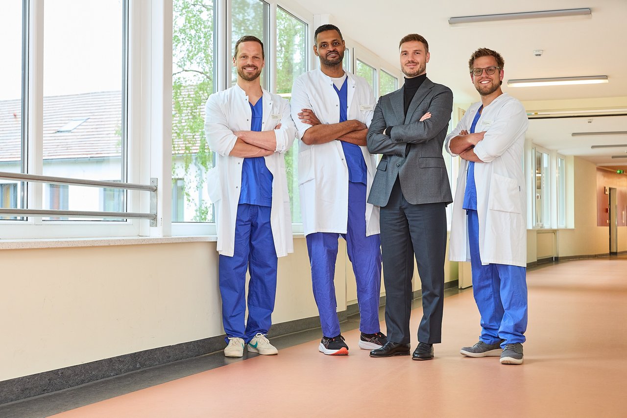 Dr. med. Erik Tillack (Leitender Oberarzt), Mahmoud Ali (Chefarzt), Frank Rohde (Klinikgeschäftsführer) und Dr. med. Clemens Weinberg (Leitender Oberarzt), v.l.nr.