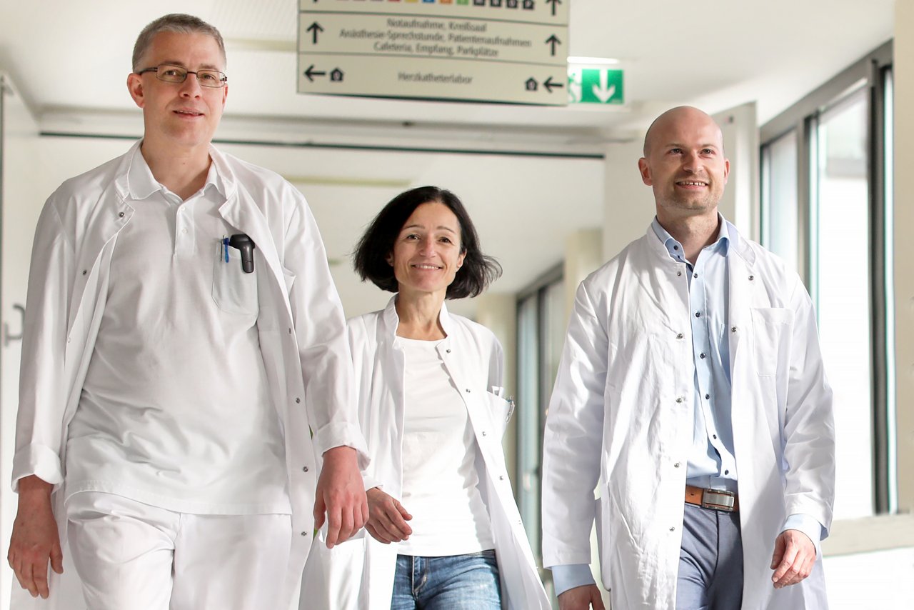 Prof. Dr. Dengler mit seinem Ärzteteam auf dem Klinikflur