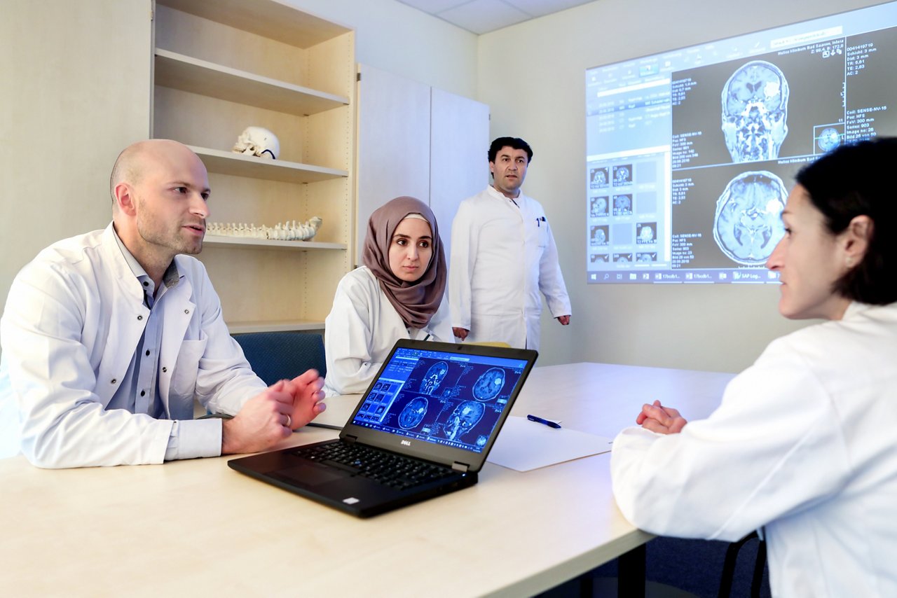 Das Team der Neurochirurgie in einer Besprechung