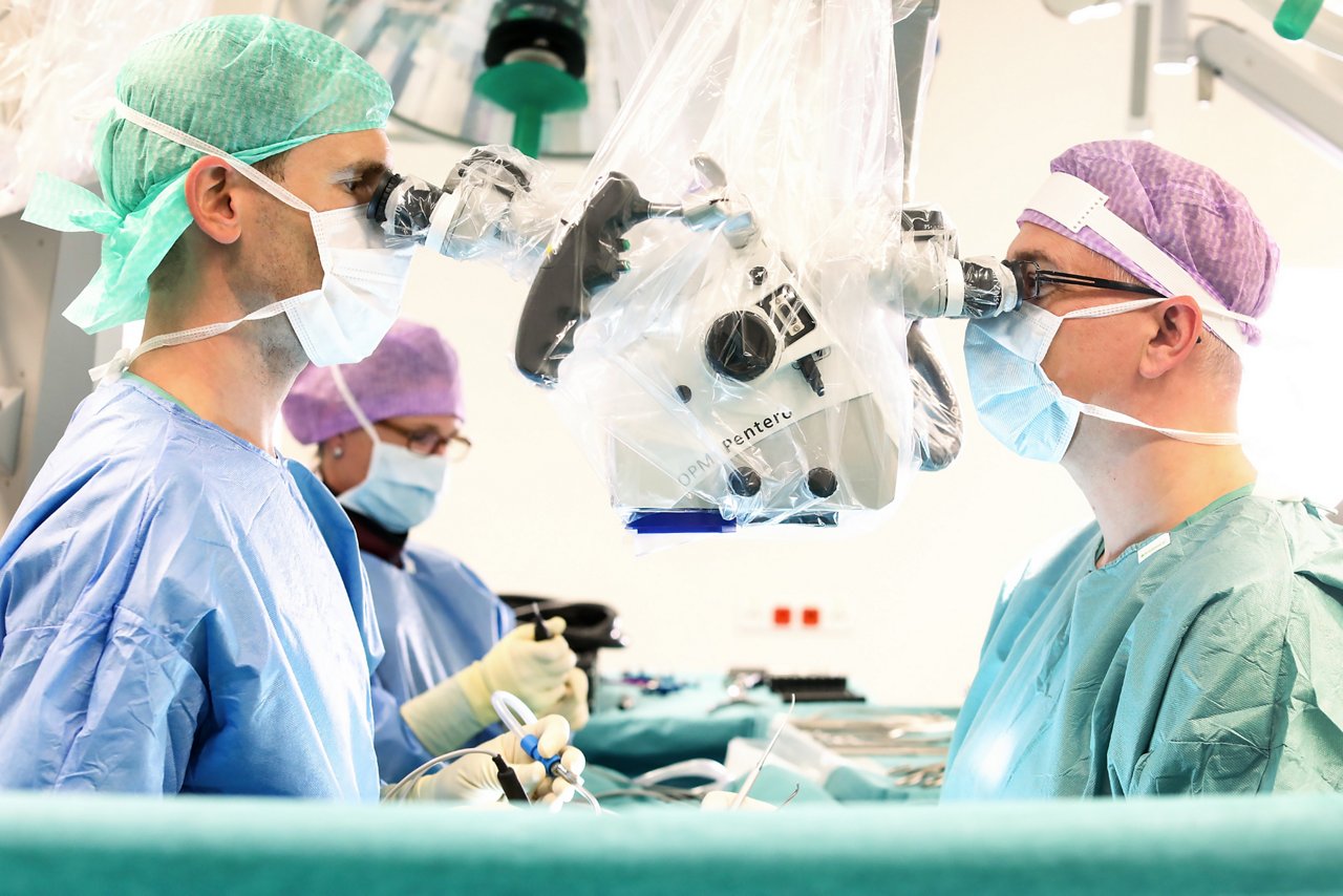Operierende Ärzte der Neurochirurgie