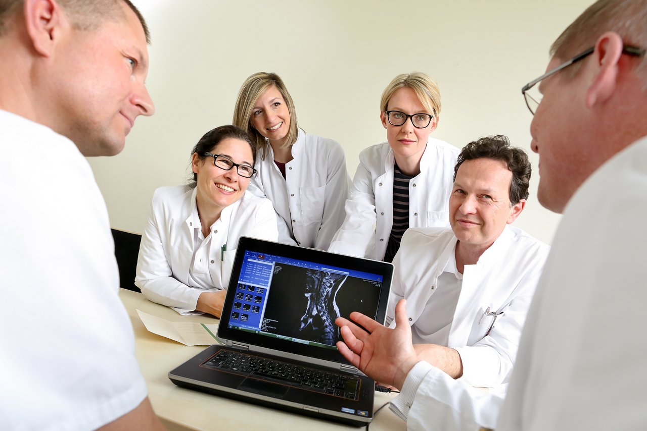 Das Team der Neurologie in einer Besprechung 
