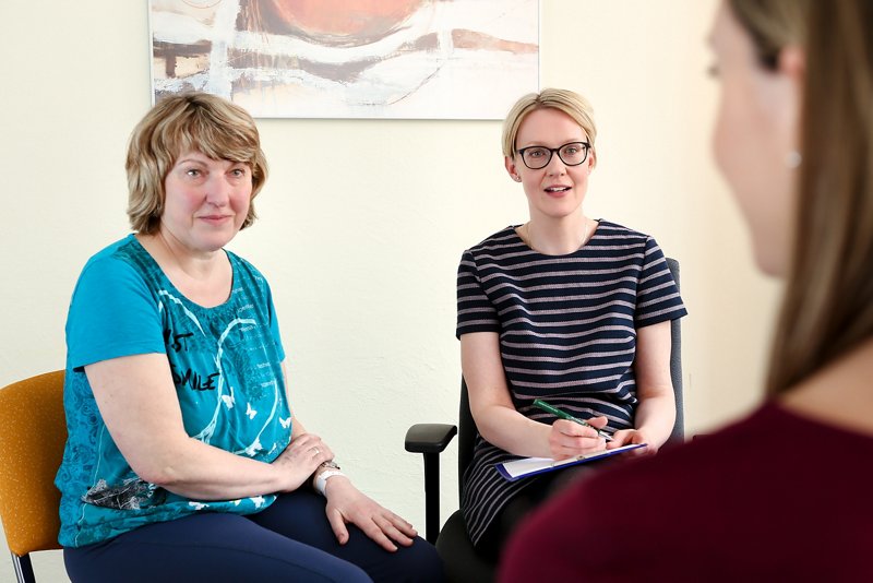 Patientin im psychologischen Beratungsgespräch der Neurologie