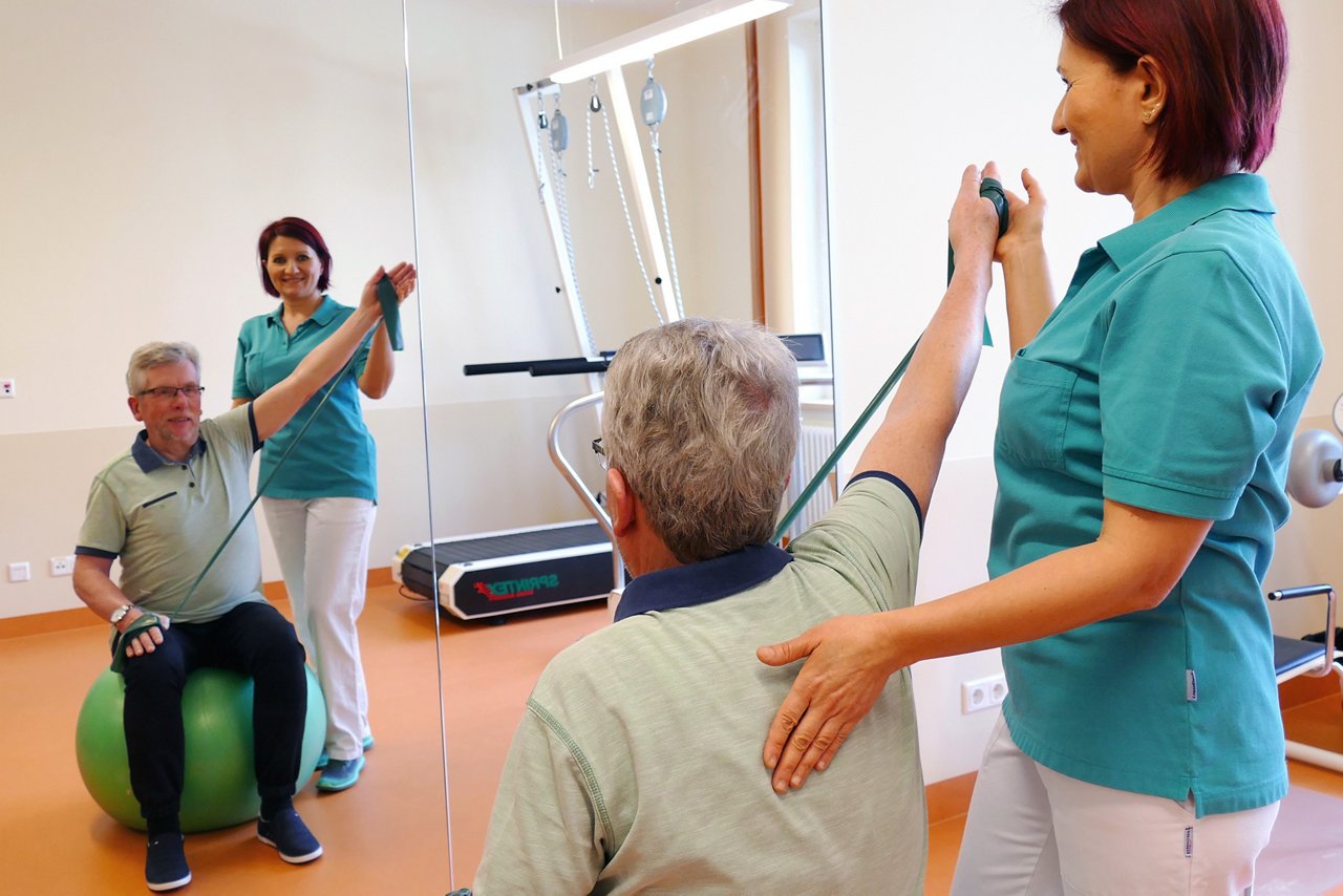 Patient mit Parkinsonbekommt Physiotherapie
