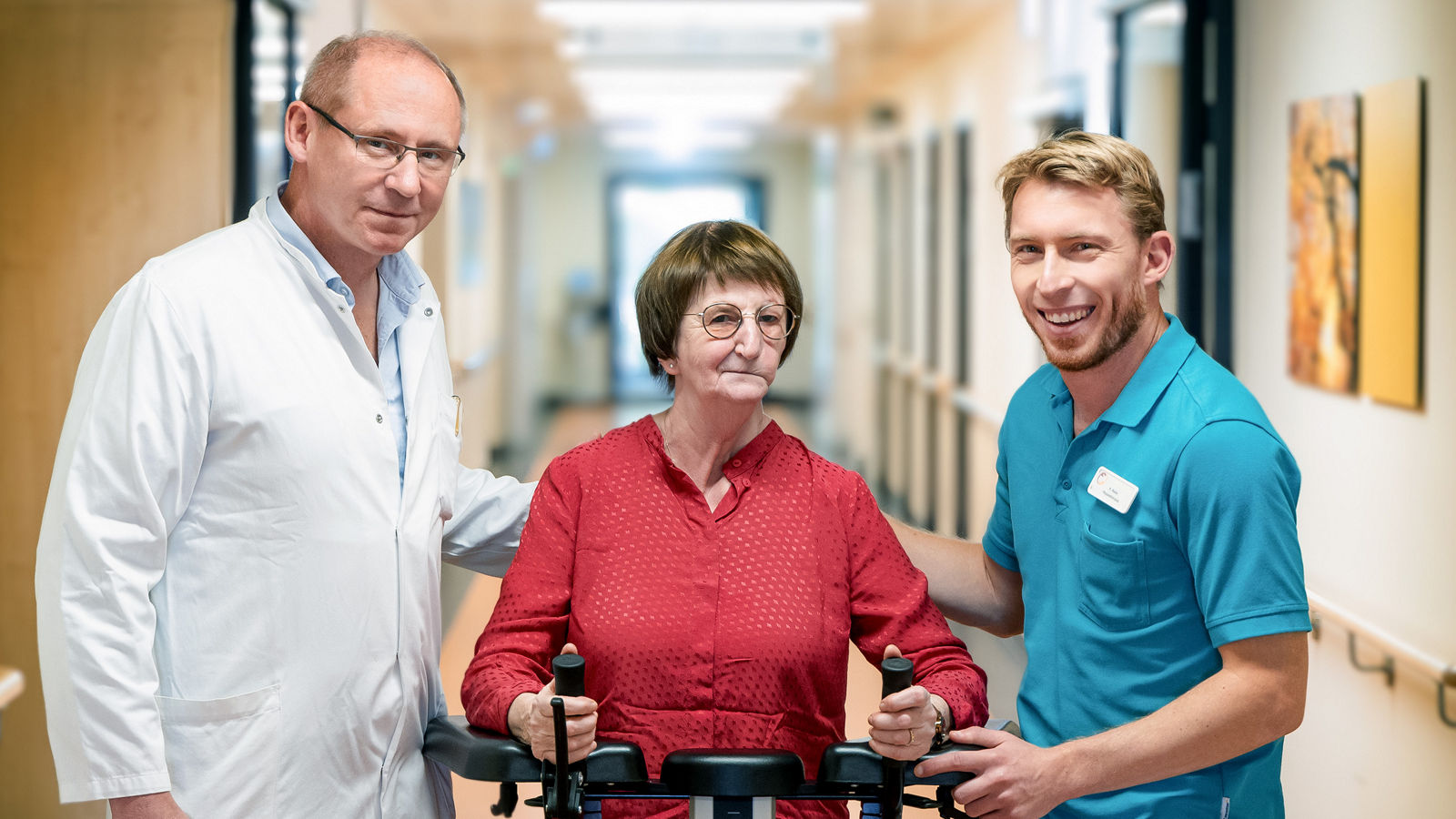 Monika Scholz beim Lauftraining mit Chefarzt Dr. Prass und Physiotherapeut Paul 