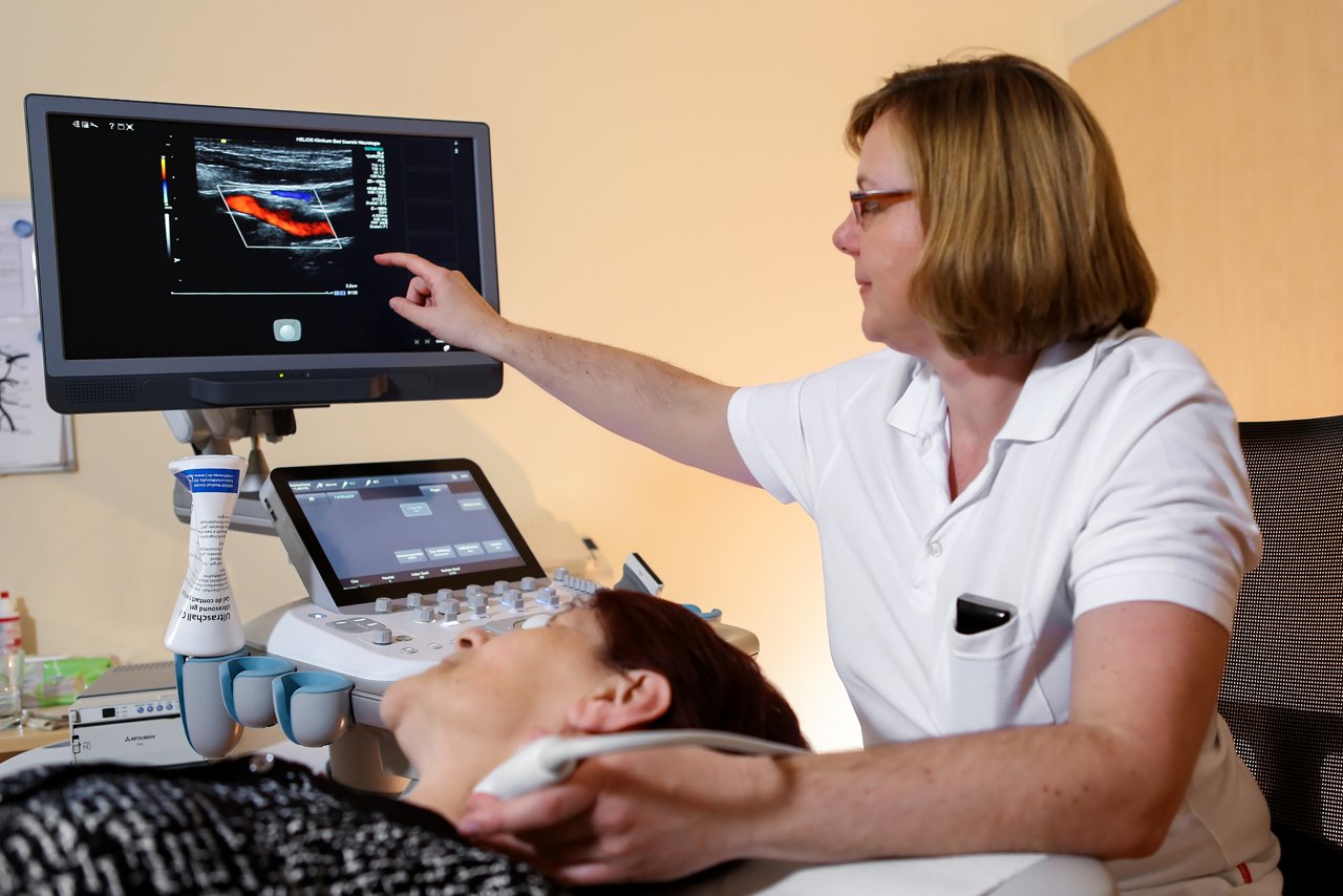 sonographische Untersuchung am Patienten der Neurologie