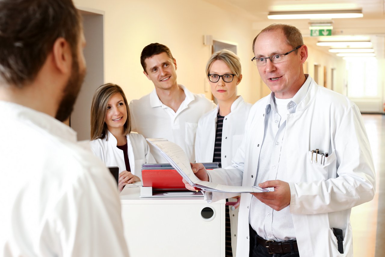 PD Dr.med. Prass bei einer Visite mit Kollegen und Kolleginnen