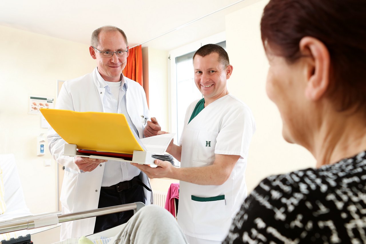 Chefarztvisite PD Dr.med. Prass am Patientenbett 