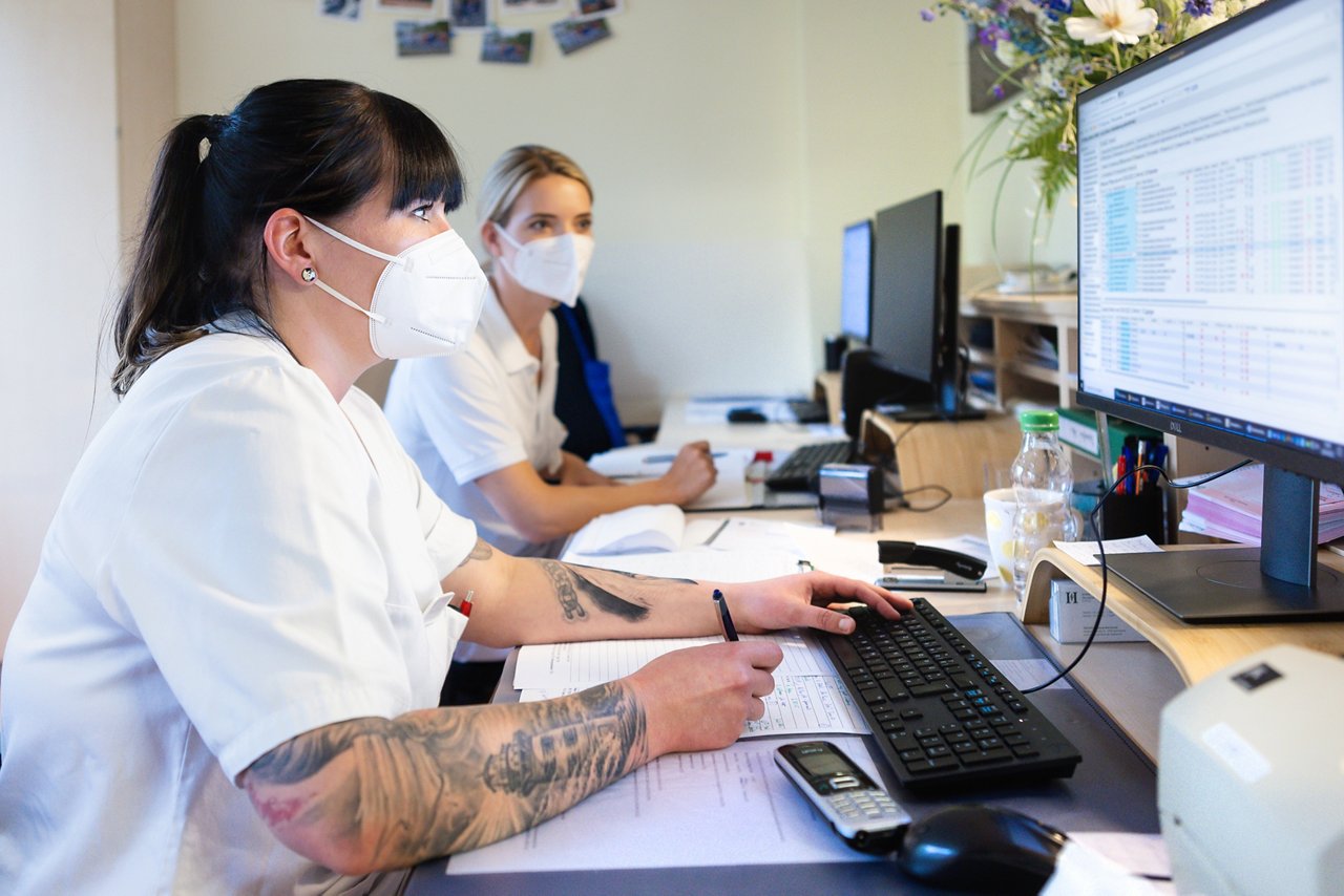 Pflegerin und Fachärztin am Stationsstützpunkt der Onkologie