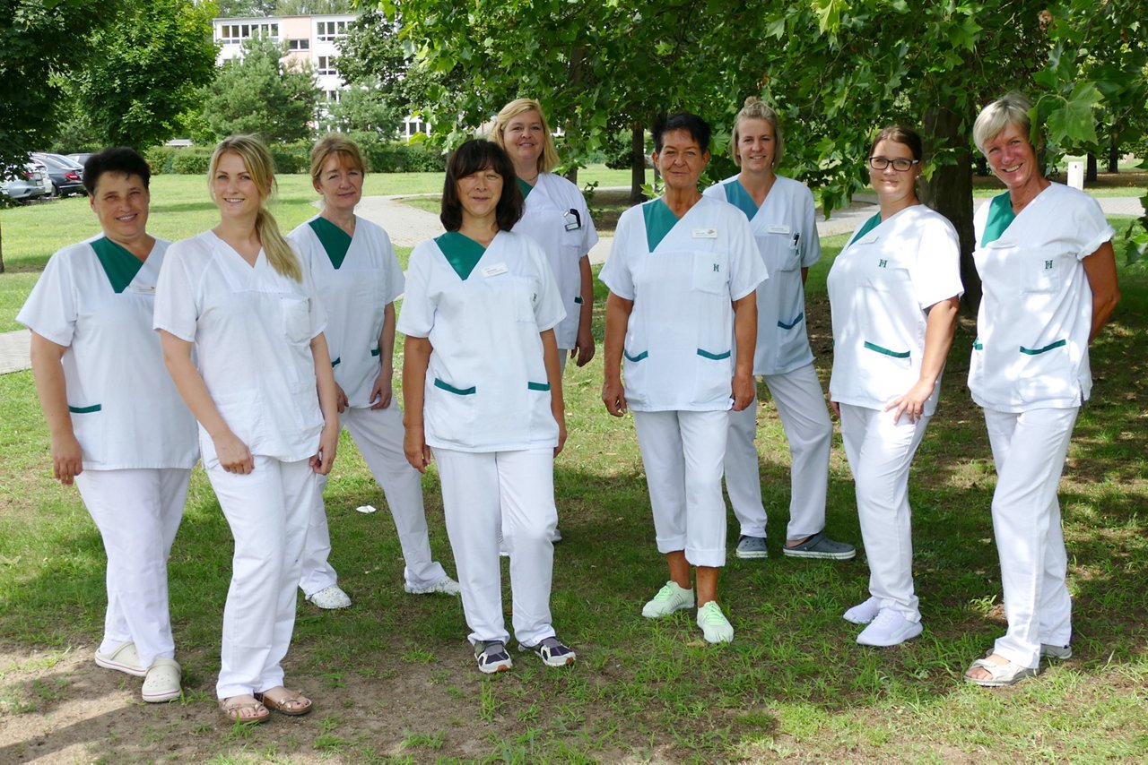 Teamfoto der onkologischen Fachpflege auf dem Außenbereich des Klinikgelände