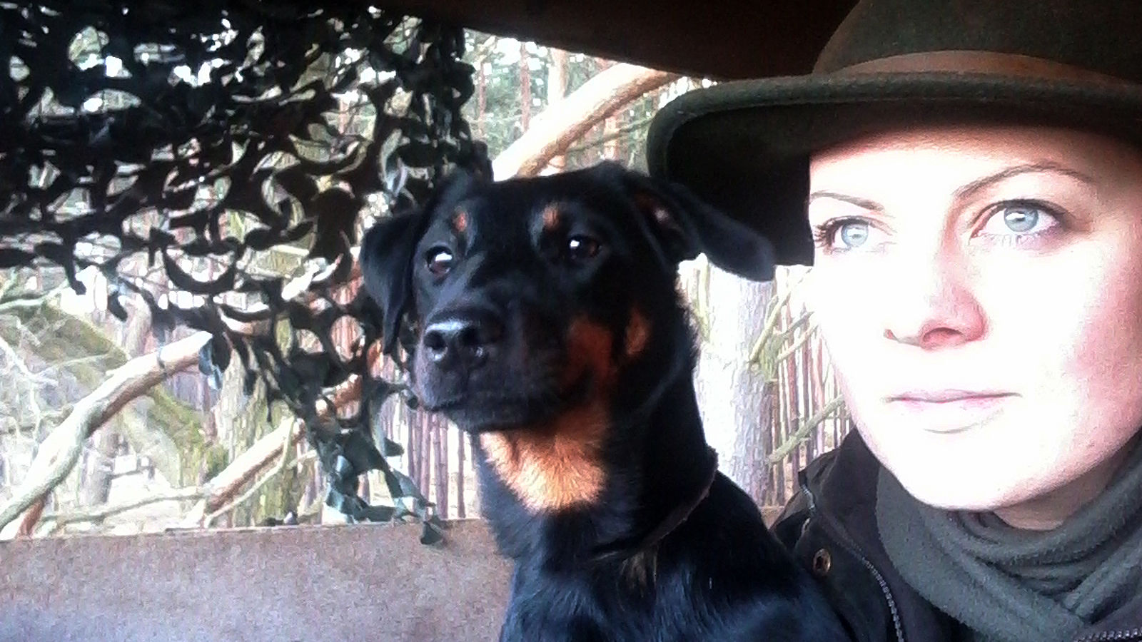 Mitarbeiterinnenportrait Carmen, auf einem Hochsitz in ihrem Hobby als Jägerin