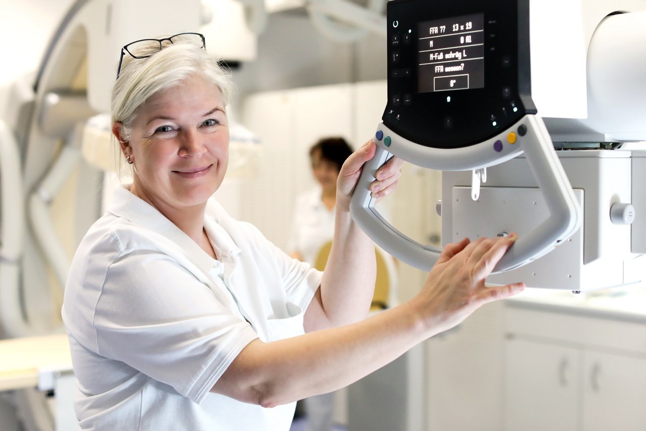 Medizinisch Technische Radiologie-Assistentin am Röntengerät