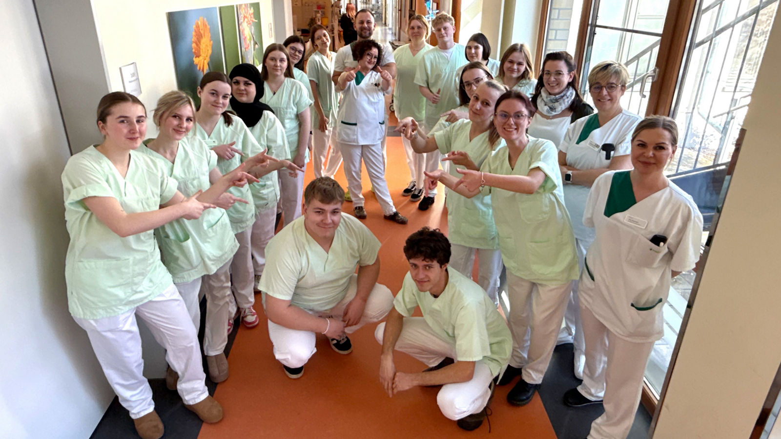 Gemeinsam lernen, gemeinsam pflegen: Das Team der Schülerstation auf der All-gemeinmedizin und Diabetologie – voller Engagement und Teamgeist im Einsatz für die Patient:innen.