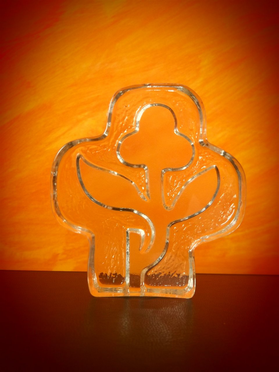 Gläserne Skulptur einer Pflanze im "Raum-der-Stille"