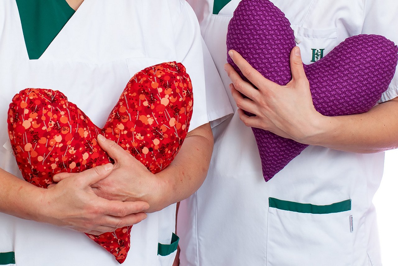 Zwei Brustschwestern mit Herzkissen für die unterstützende Nachsorge bei einer Brust-Op 