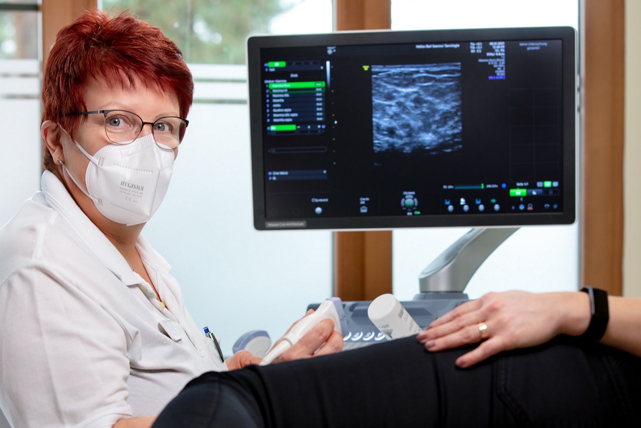 Chefärztin Dr.med. Sawatzki bei einer Ultraschalluntersuchung  an Patientin