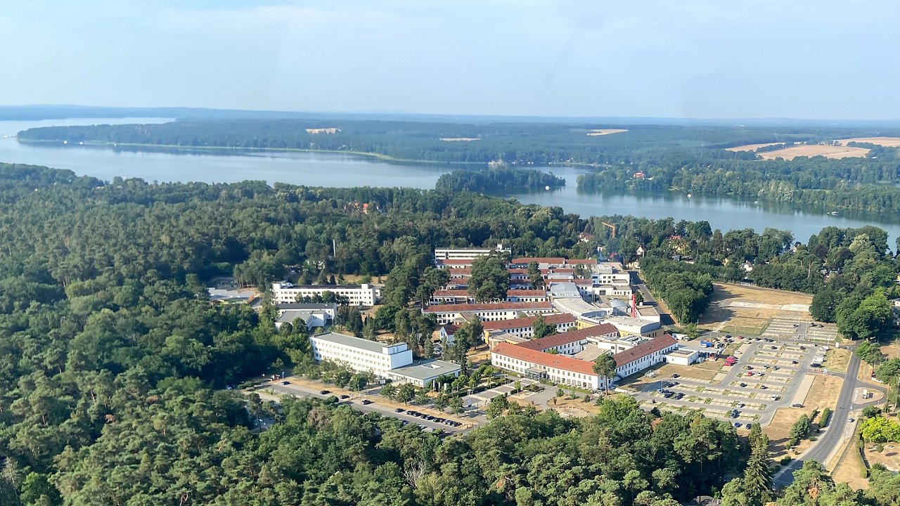 Luftaufnahme des Areals der Klinik in Bad Saarow