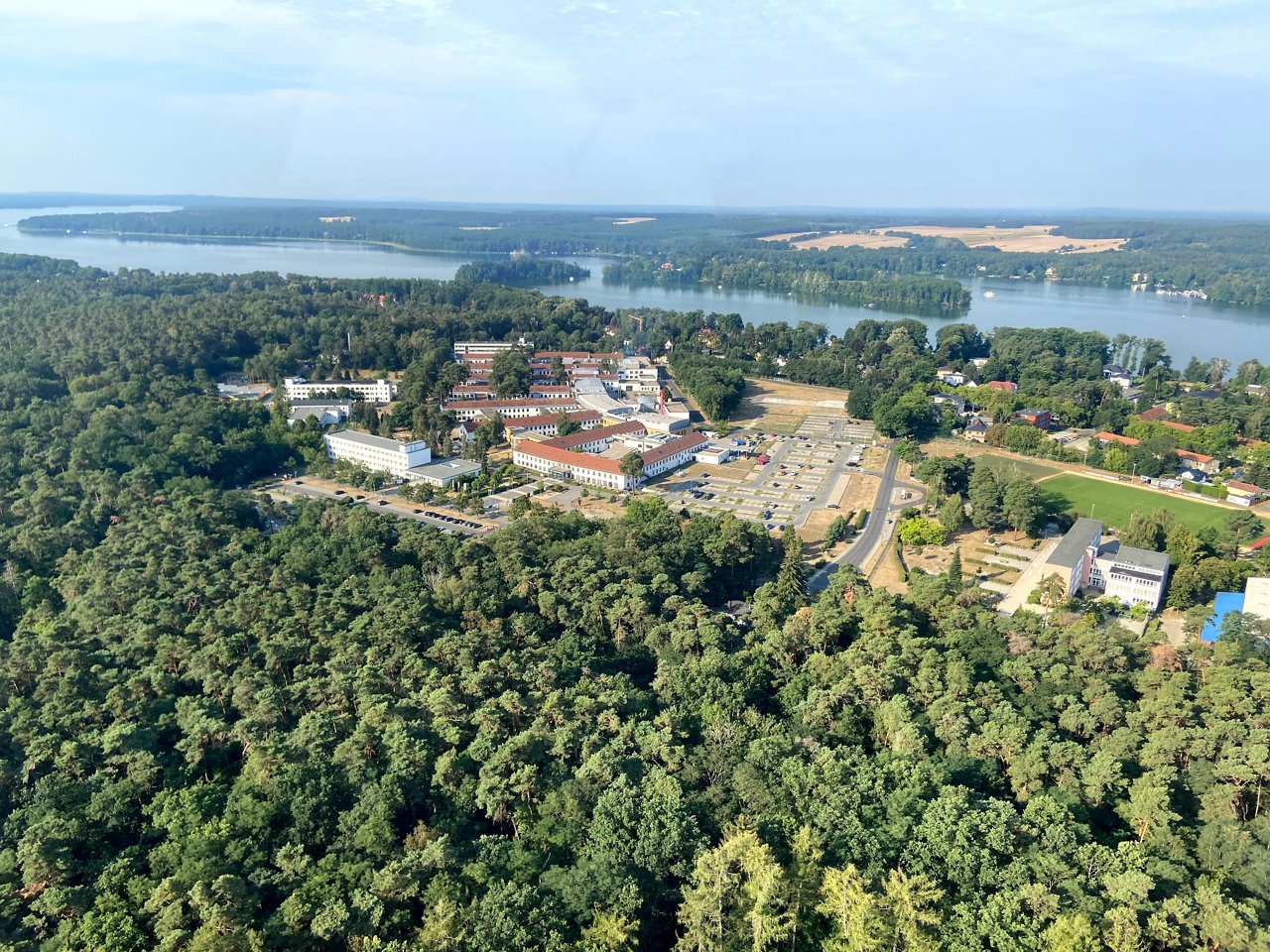 Eine Luftbildaufnahme vom Klinikgelände mit dem Scharmützelsee im Hintergrund