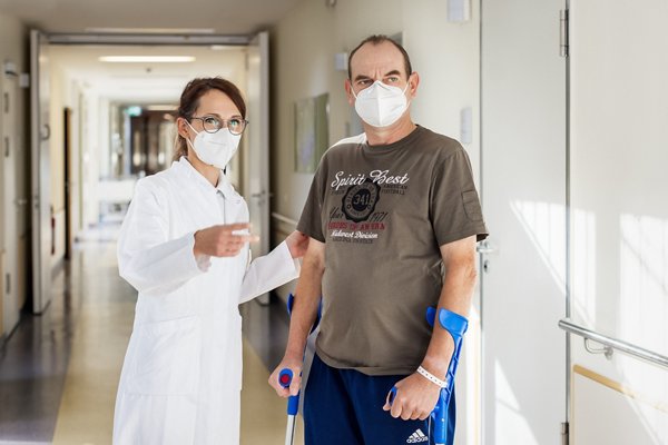 Patient und Ärztin der Trauma- Ortho auf dem Stationsflur des Fachbereichs 