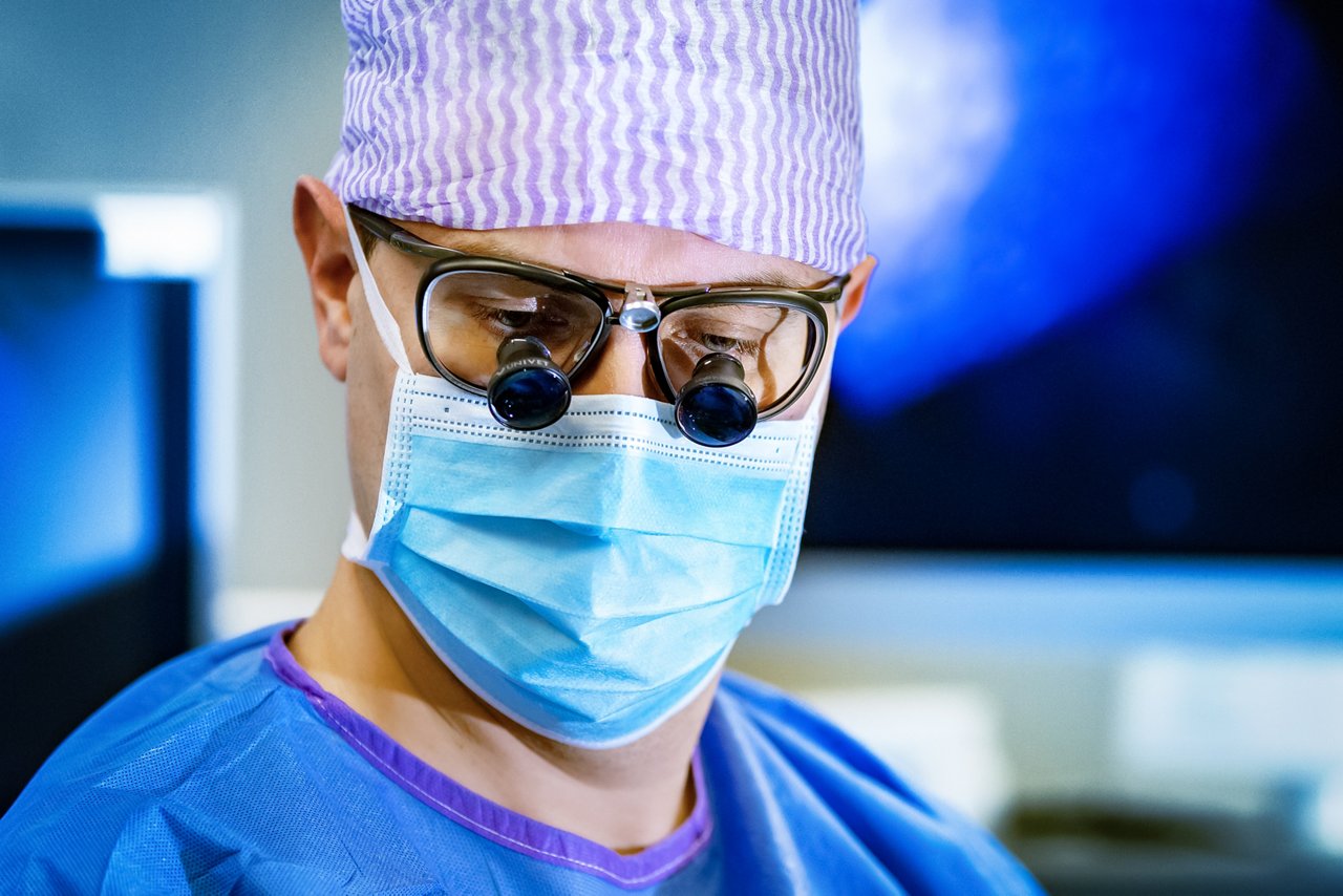 Chefarzt der Urologie mit OP-Lupenbrille, Helios Klinikum Bad Saarow