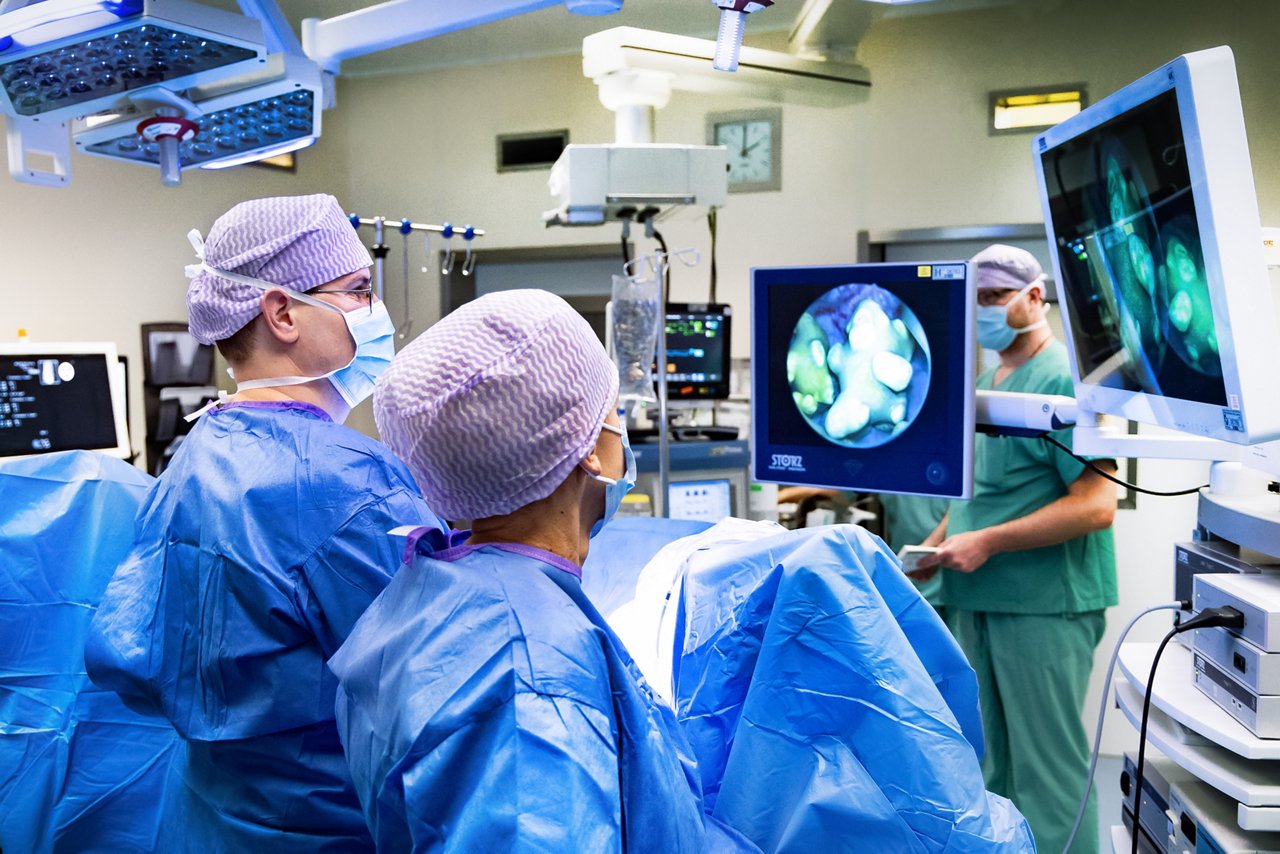 Operationssaal der Urologie mit Monitoren und Chefarzt, Helios Klinikum Bad Saarow