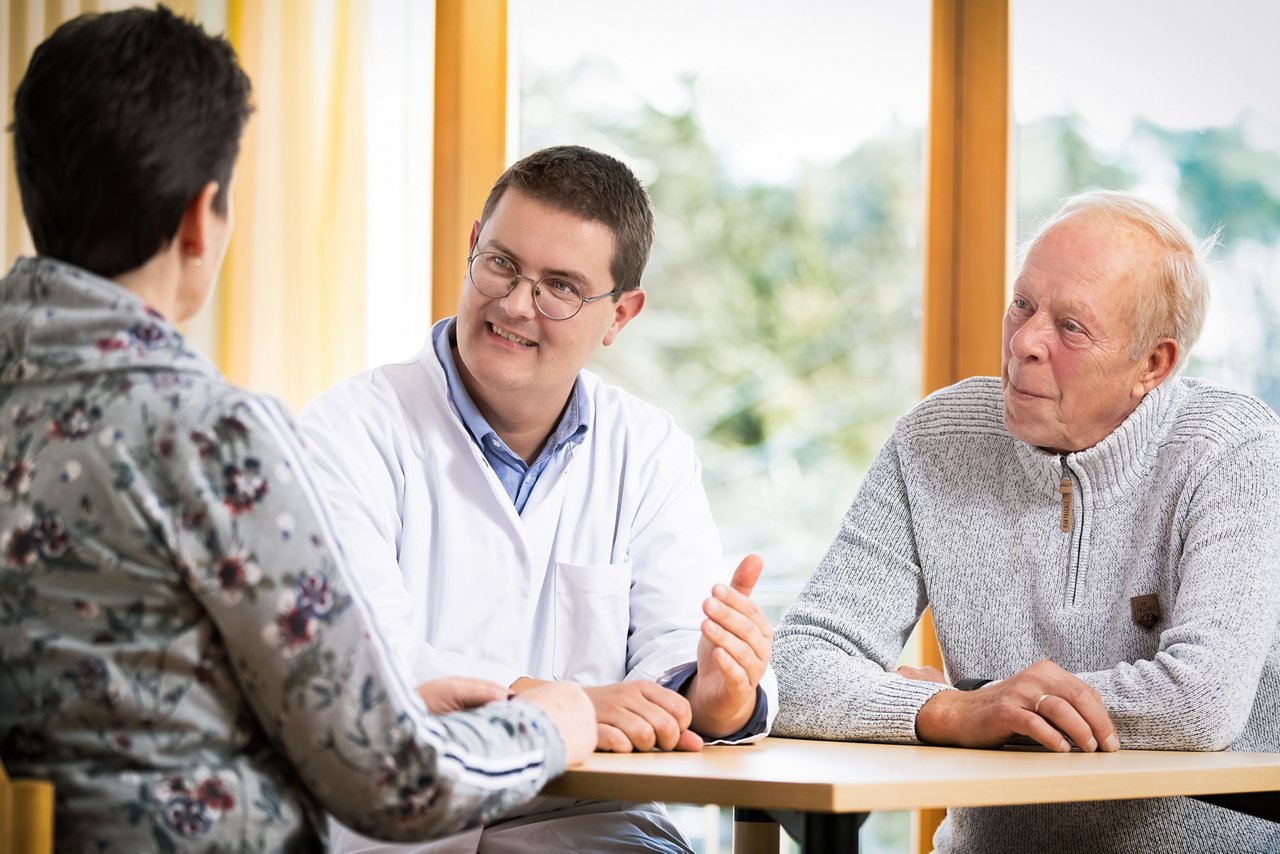 Patientengespräch mit dem Oberarzt der Urologie im Helios Klinikum Bad Saarow