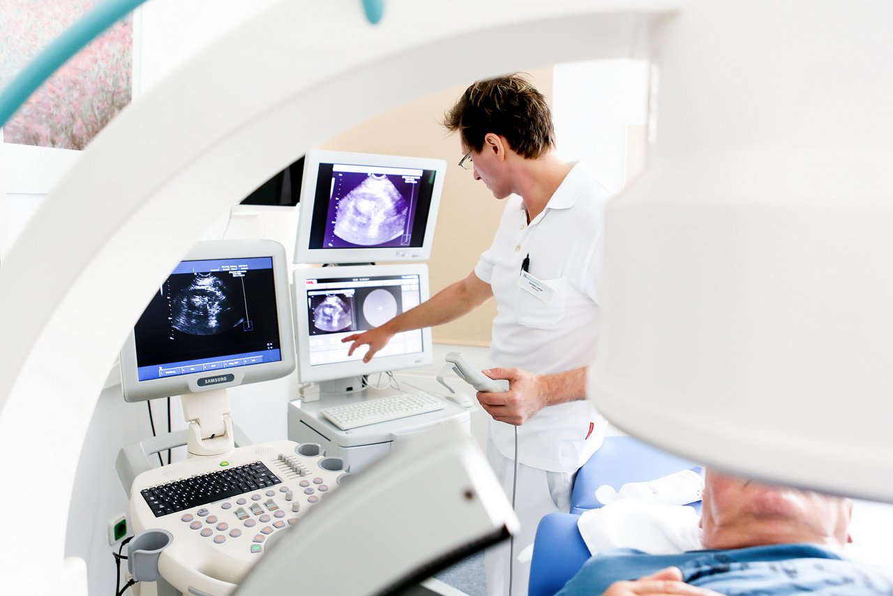 Patient bekommt urologische Untersuchung via Ultraschall 