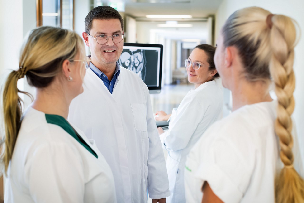 Urologie Visite mit Monitor im Flur mit Chefarzt Dr. med. Tobias Klatte, Helios Klinikum Bad Saarow