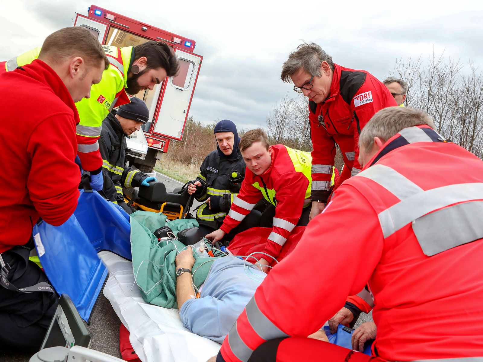 Foto eines Notfalleinsatzes mit mehreren Einsatzkräften