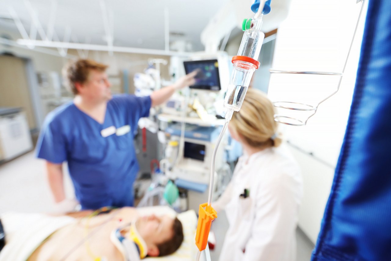 Ausschnitt einer Notfallversorgung der  Zentralen Notaufnahme mit einm Pfleger und Arzt 