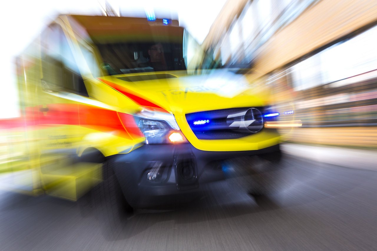 Foto eines heranfahrenden Rettungswagen  