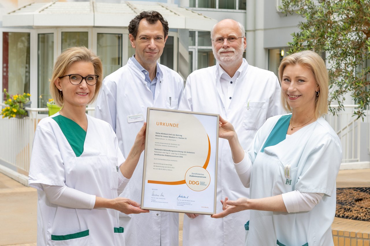 Chefarzt Prof. Dr. Schott und Oberarzt Uwe Jessen, Leiter des Diabeteszentrums präsentieren zusammen mit den Ernährungsberaterinnen die DDG-Urkunde
