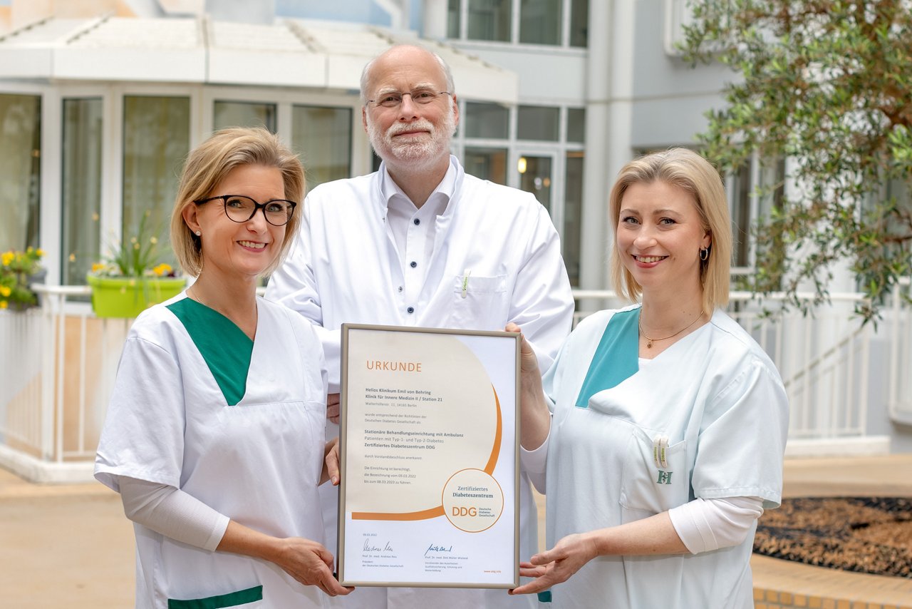 Team Diabetologie mit Re-Zertifierungsurkunde für Diabeteszentrum