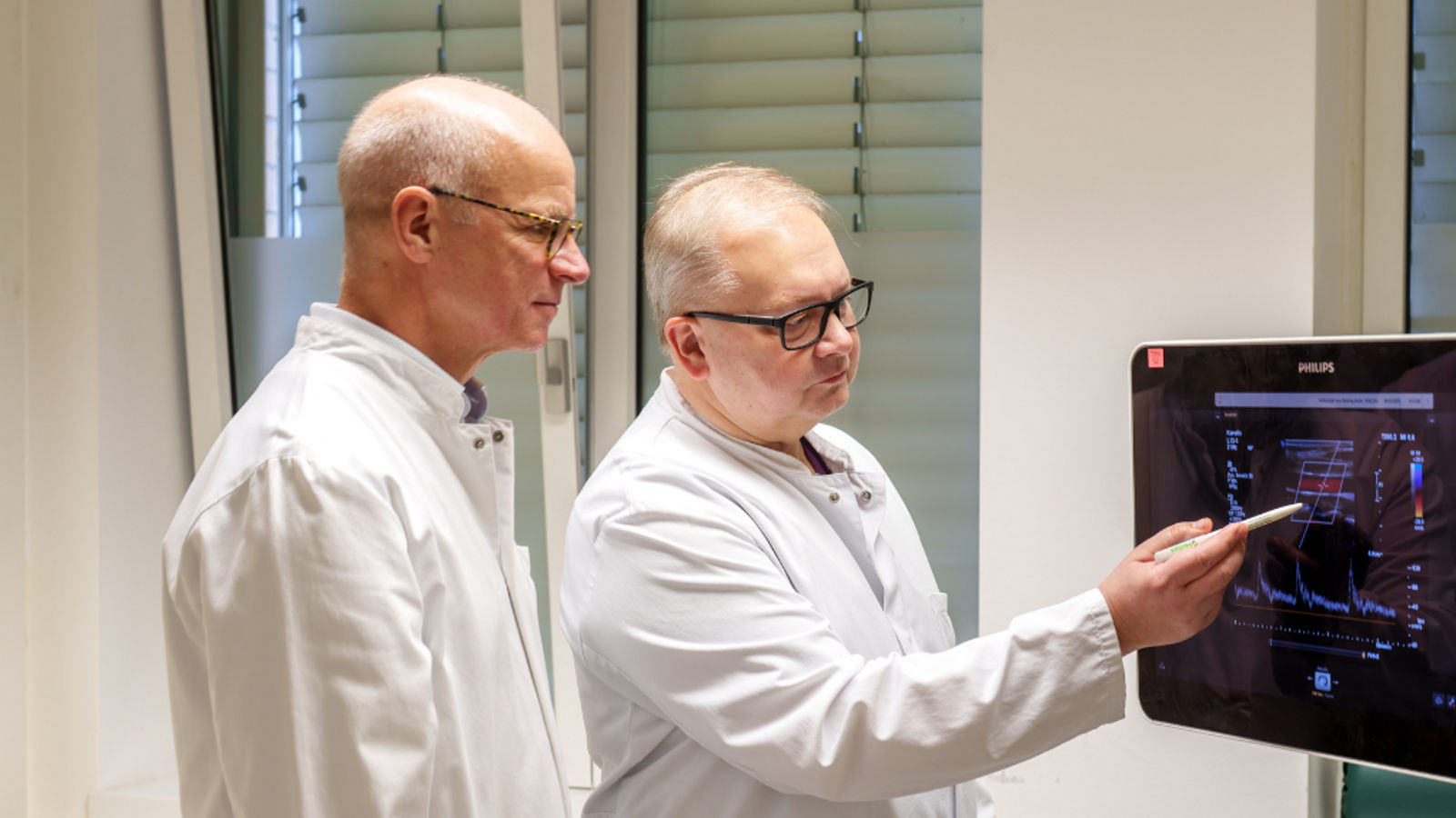Dr. med. Oliver Harder, Chefarzt Klinik für Angiologie, und Dr. med. Adam Czerwinski, Chefarzt der Klinik für Gefäßchirurgie und Endovaskuläre Chirurgie, bei der Beratung