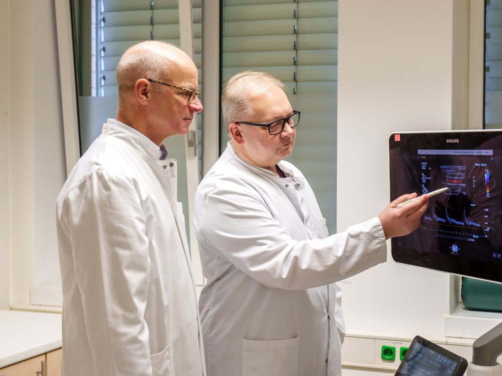 Dr. med. Oliver Harder, Chefarzt Klinik für Angiologie, und Dr. med. Adam Czerwinski, Chefarzt der Klinik für Gefäßchirurgie und Endovaskuläre Chirurgie, bei der Beratung