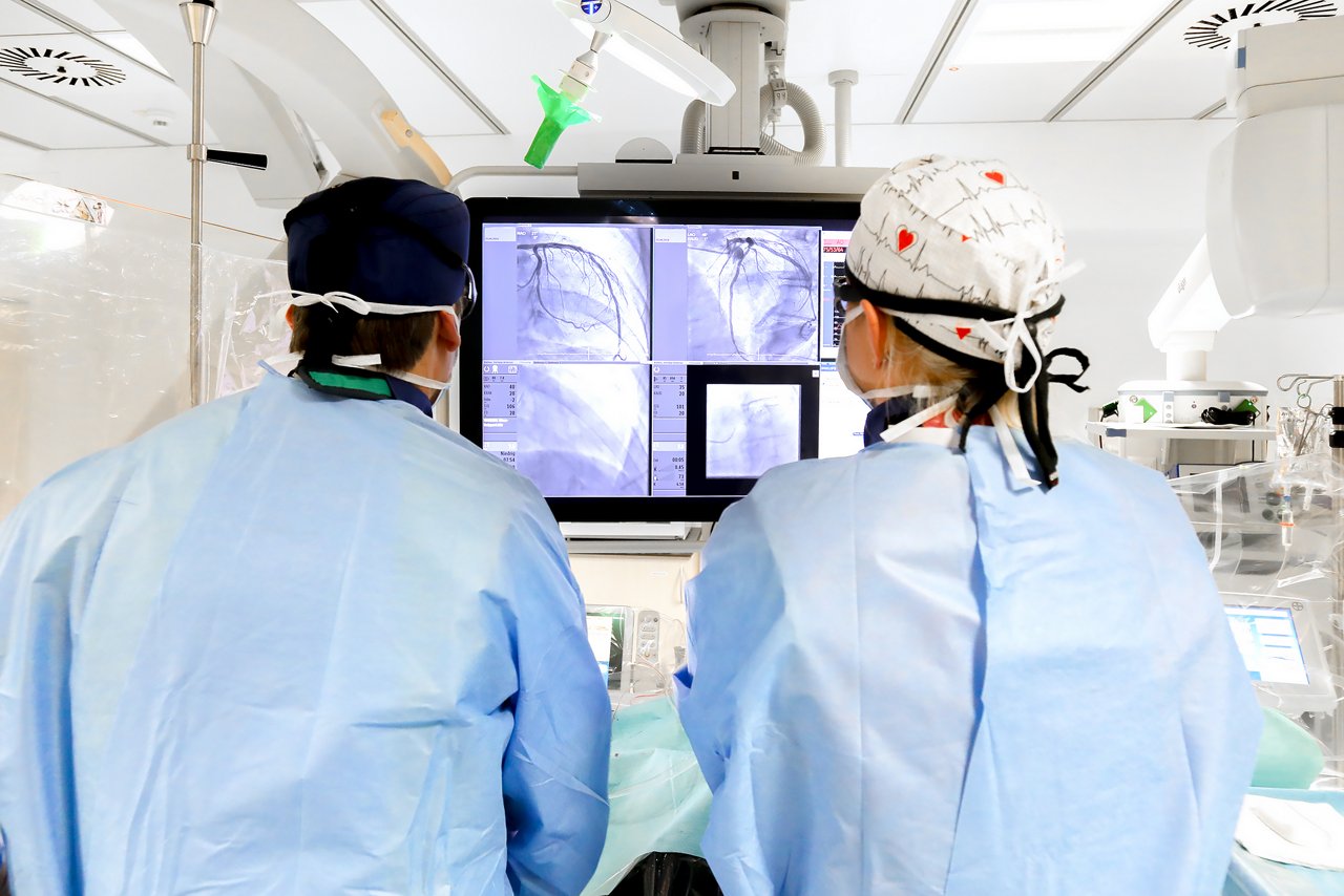 Blick auf Monitore im Herzkatheterlabor