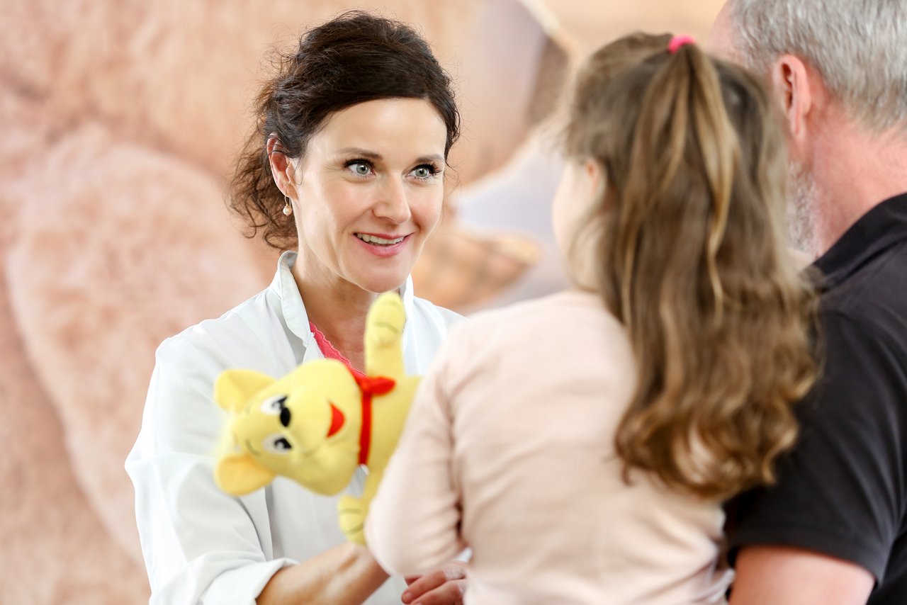 Kinderhandchirurgin Dr. med. Natascha Zahran-Höynck in der Sprechstunde mit einem kleinen Mädchen