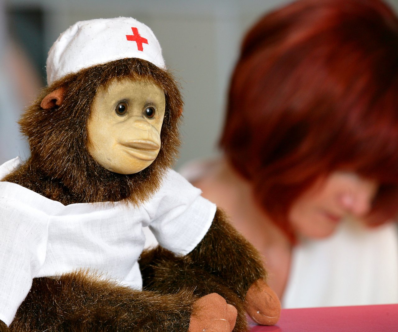 Kuscheläffchen in Pflegekleidung